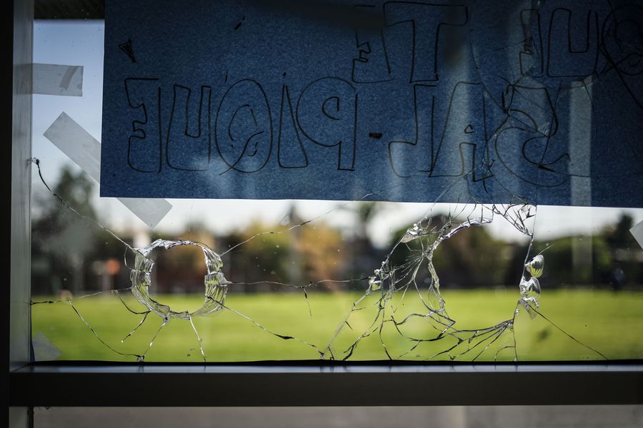 latercera's tweet photo. #LTDomingo | Atender entre las balas: el eterno calvario del hospital blindado de San Ramón https://t.co/AayJAao0qA https://t.co/ZyR9lenAhl
