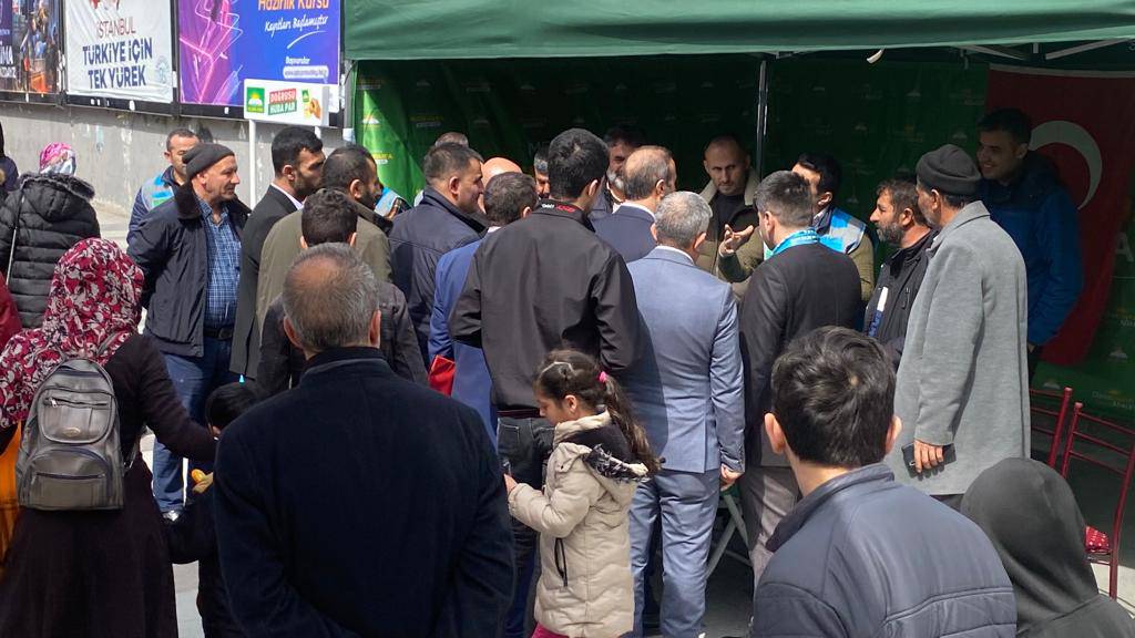 isaguvendik's tweet photo. Halkımızın partimize olan merak ve teveccühü her geçen gün artıyor. Hakkımızda yalanlar, iftiralar sıralayan azgın azınlığın propagandası ters tepmiştir. 
Şu fotoğraflar hakikatin temsilidir. 

Arnavutköy'de standımıza yoğun ilgi gösteren halkımıza teşekkür ediyoruz. https://t.co/c3G9h5R3BX
