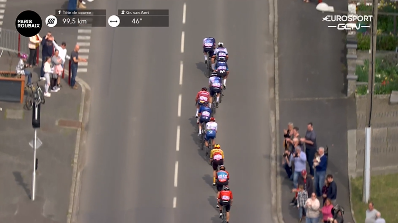 🇫🇷 #ParisRoubaix

The race has kicked off already before heading into the Wallers forest with <a href="/Cedricbeullens/">BIG C</a> in the chasing group.