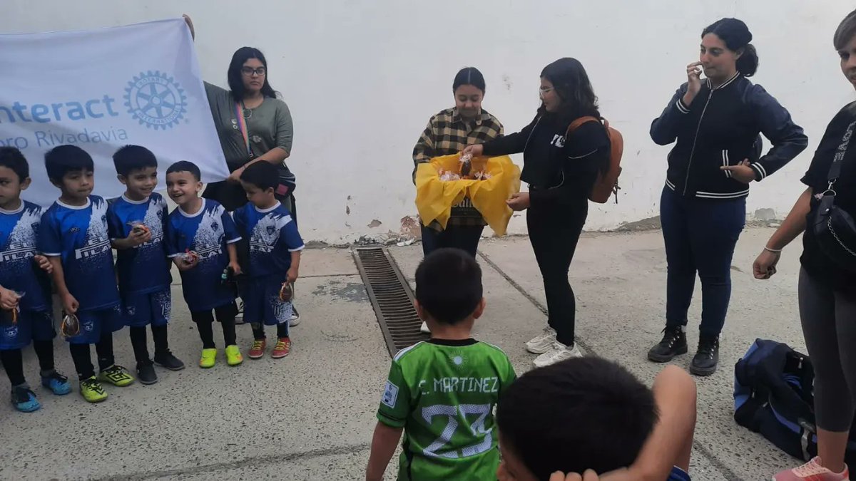 RotaryComodoro's tweet photo. Los jóvenes de @interact_cr realizaron la entrega de huevitos de pascuas a los niños que asisten a la escuelita de fútbol y juegos del Barrio Máximo Abasolo que se llama El Pinar https://t.co/gMAVhGVRwl