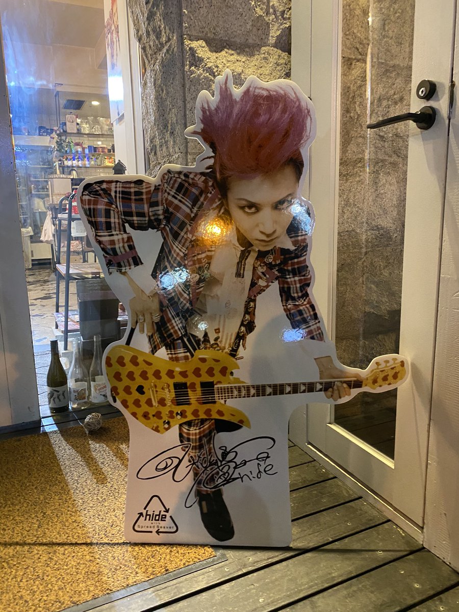XhideKOUXXXXXXX's tweet photo. コラボカフェ、貸切状態♪
#hide
#hidecafe https://t.co/xyHDx5VXV8