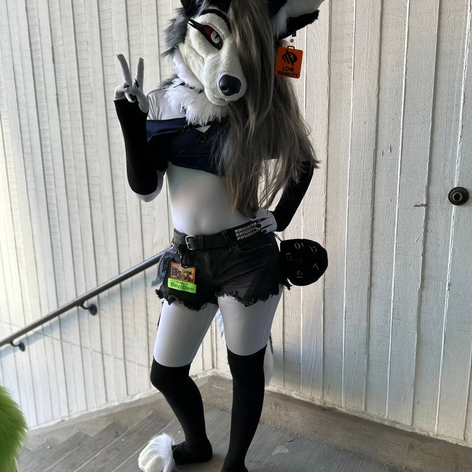 I'm out as Loona today until I leave around noon! If you want a photo, nows your chance! Currently watching Revue Starlight until 9

#animedetour #AnimeDetour2023