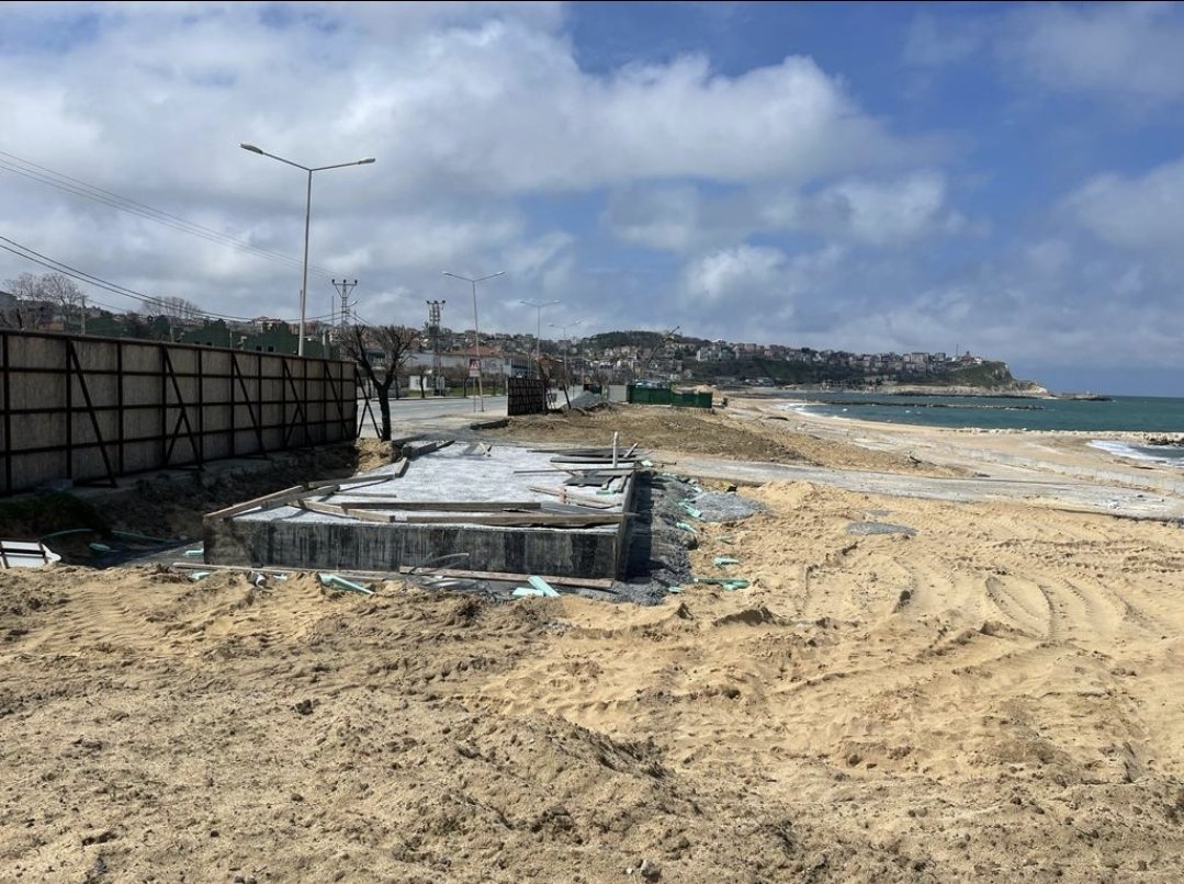 guvenislamoglu's tweet image. Önce Kilyos @SariyerBelediye si
şimdi de @ArnavutkoyBel si.Korunması gereken Karaburun Sahili&apos;ne duvarlar örülüyor.
İşi belediyelere bırakırsanız doğal alan yapay betona dönüşür.
@csbgovtr sayın @murat_kurum buna izin vermeyin. Kıyı şeridi doğal kalmalı...
#Kıyıistilası