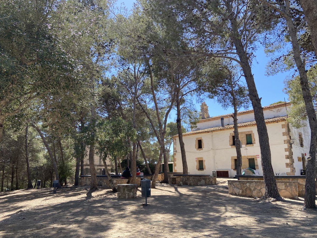 Maria4495's tweet photo. La gran sorpresa va ser ahir, quan vam anar a Sant Antoni amb la nostra pròpia taula. Què ens vam trobar? Gairebé cap taula ocupada. De totes les que hi ha, n'hi havia 1 amb una parella. I la resta? @ajAltafulla 
(Imatge 1: 12:26h / Imatge 2: 14:32h) https://t.co/aeGBSN6sde