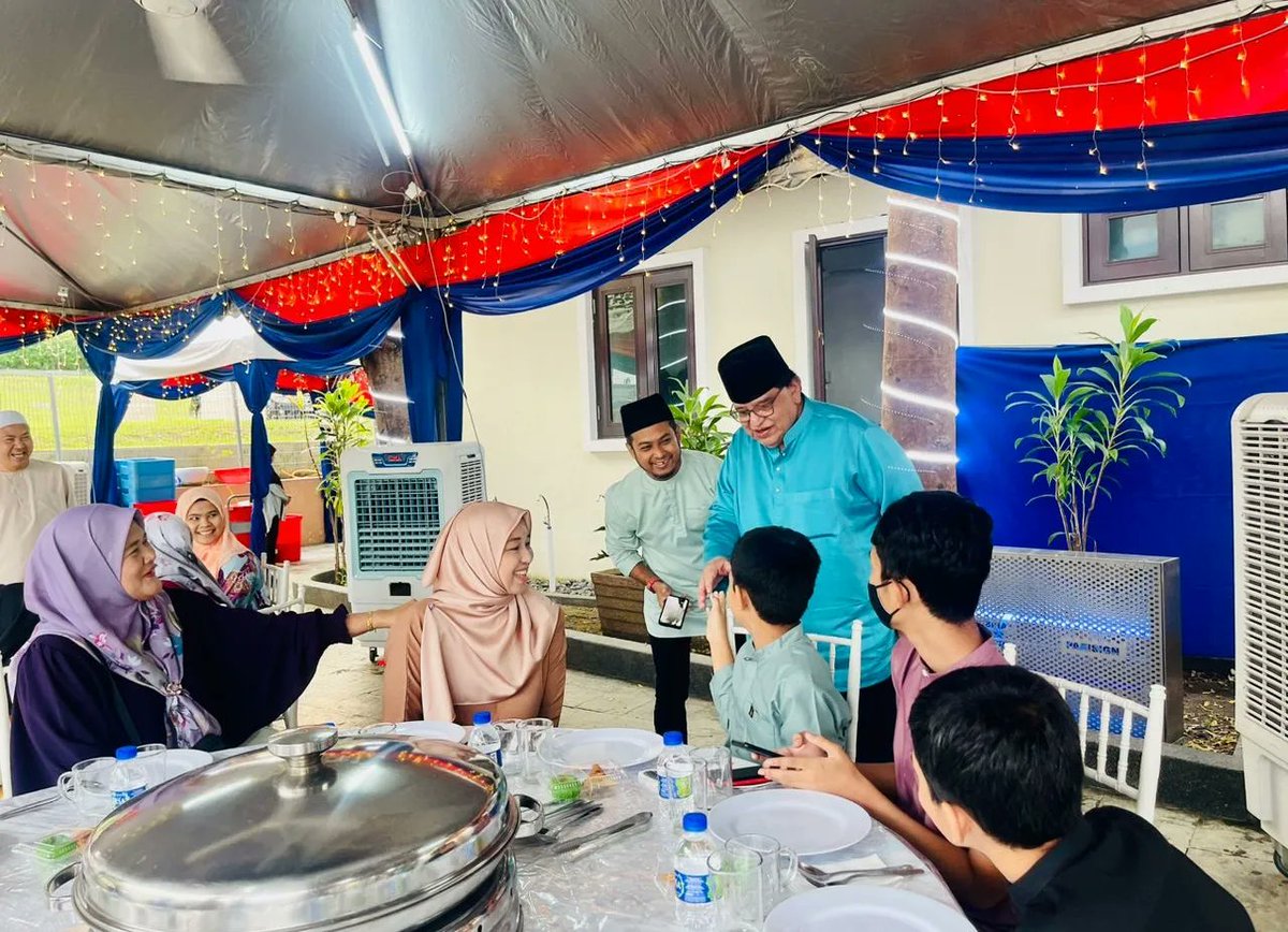 TengkuAdnanReal's tweet photo. Alhamdulillah. Berbuka puasa bersama komuniti Rafalesia, Raya, Daisy, Protia dan Camelia. 
#NurRamadanPutrajaya 
#Ramadan2023
#umnoputrajaya https://t.co/npKLAJGAMu