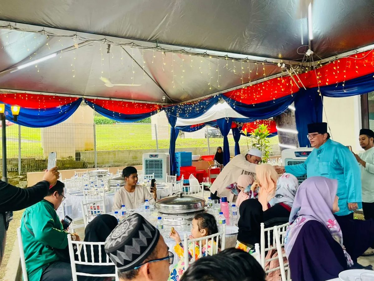 TengkuAdnanReal's tweet photo. Alhamdulillah. Berbuka puasa bersama komuniti Rafalesia, Raya, Daisy, Protia dan Camelia. 
#NurRamadanPutrajaya 
#Ramadan2023
#umnoputrajaya https://t.co/npKLAJGAMu
