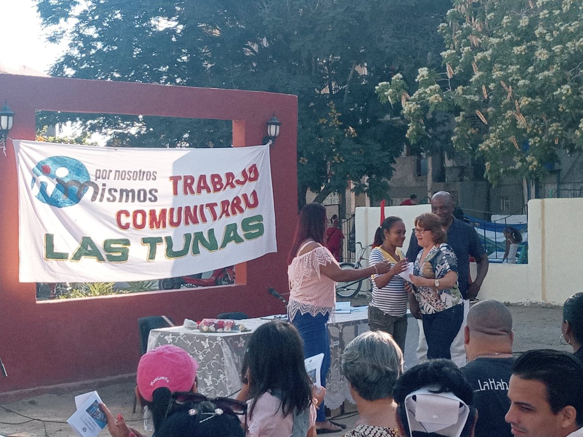 CDRLASTUNAS's tweet photo. En ocasión de la evaluación del Trab Comunitario Integrado se reconoció el trabajo desarrollado por dirigentes de base y cederistas en general por el aporte a la tareas del barrio. #Cuba #CDRCuba #SomosDelBarrio #XCongresoCDR https://t.co/U7l5bEwWVo