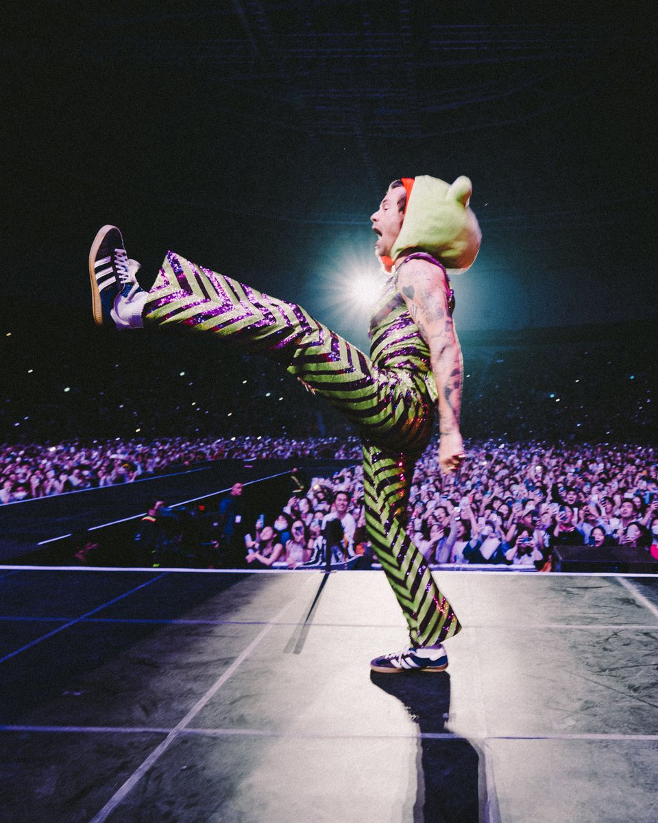gucci's tweet photo. . @Harry_Styles wears custom Gucci looks during his ‘Love on Tour’ concerts around the world. #HarryStyles 

Photographer: @LloyddWakefield 
Stylist: @harry__lambert https://t.co/mElCmCjwyh
