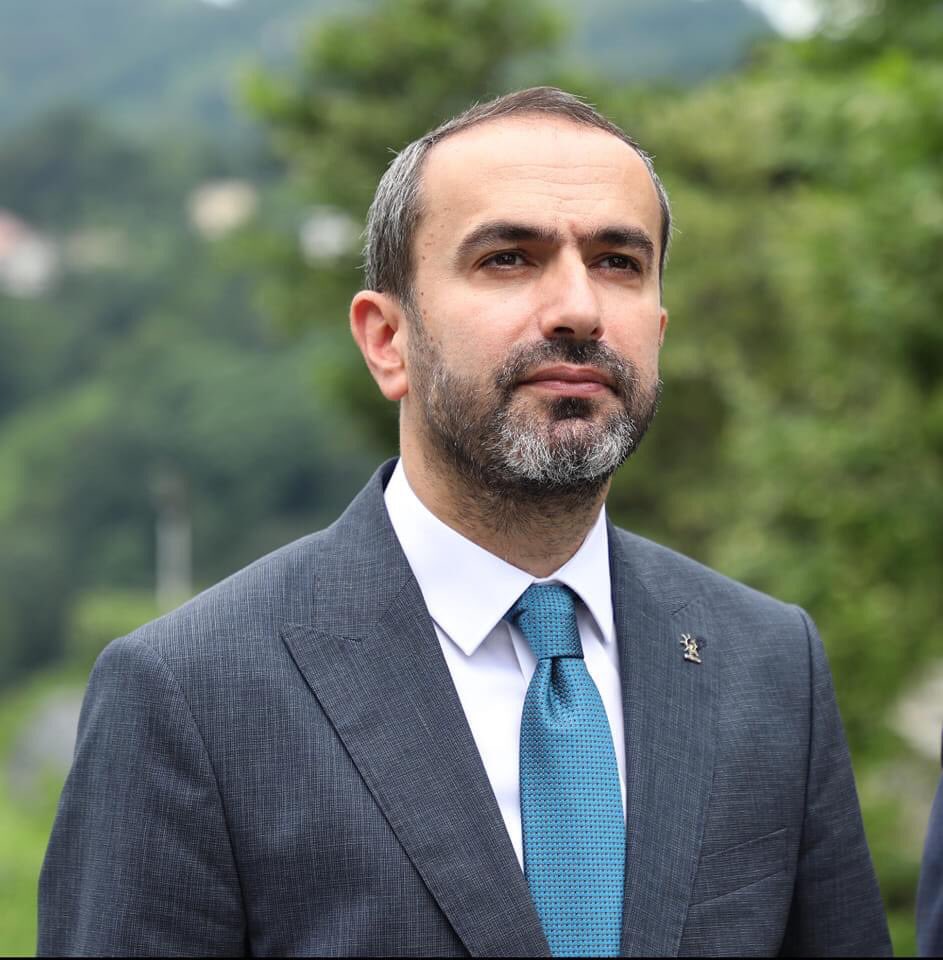 Çok Kıymetli Büyüklerim, Değerli Kardeşlerim,
Bugüne kadar olduğu gibi bugünden sonra da davamız için çalışmaya ve koşmaya devam edeceğiz. Dünyaya, Türkiye yüzyılının mührünü hep beraber vuracağız. Bugüne kadar vermiş olduğunuz büyük destek için gönülden teşekkür ediyorum. Masa