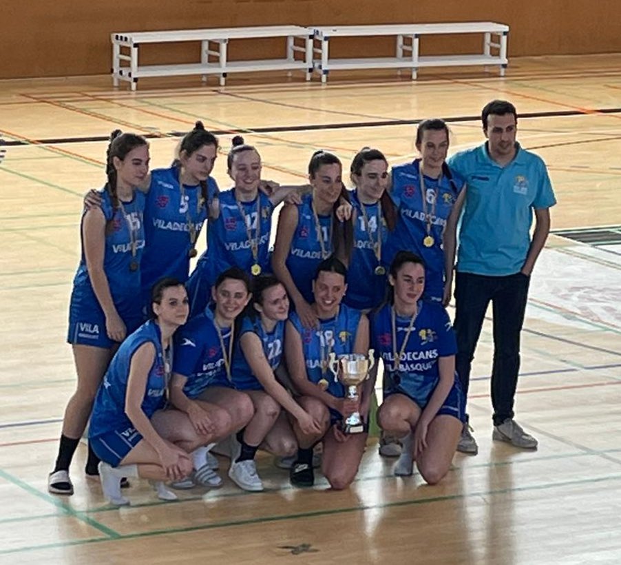 VilabasquetVila's tweet photo. 👉🏻 Torneo Coma-Ruga

@plomssallereus 53
Junior Femení Blanc 36

🥈2as clasificadas 👏🏻💙

@ViladecansTweet https://t.co/TQppeTPeaK