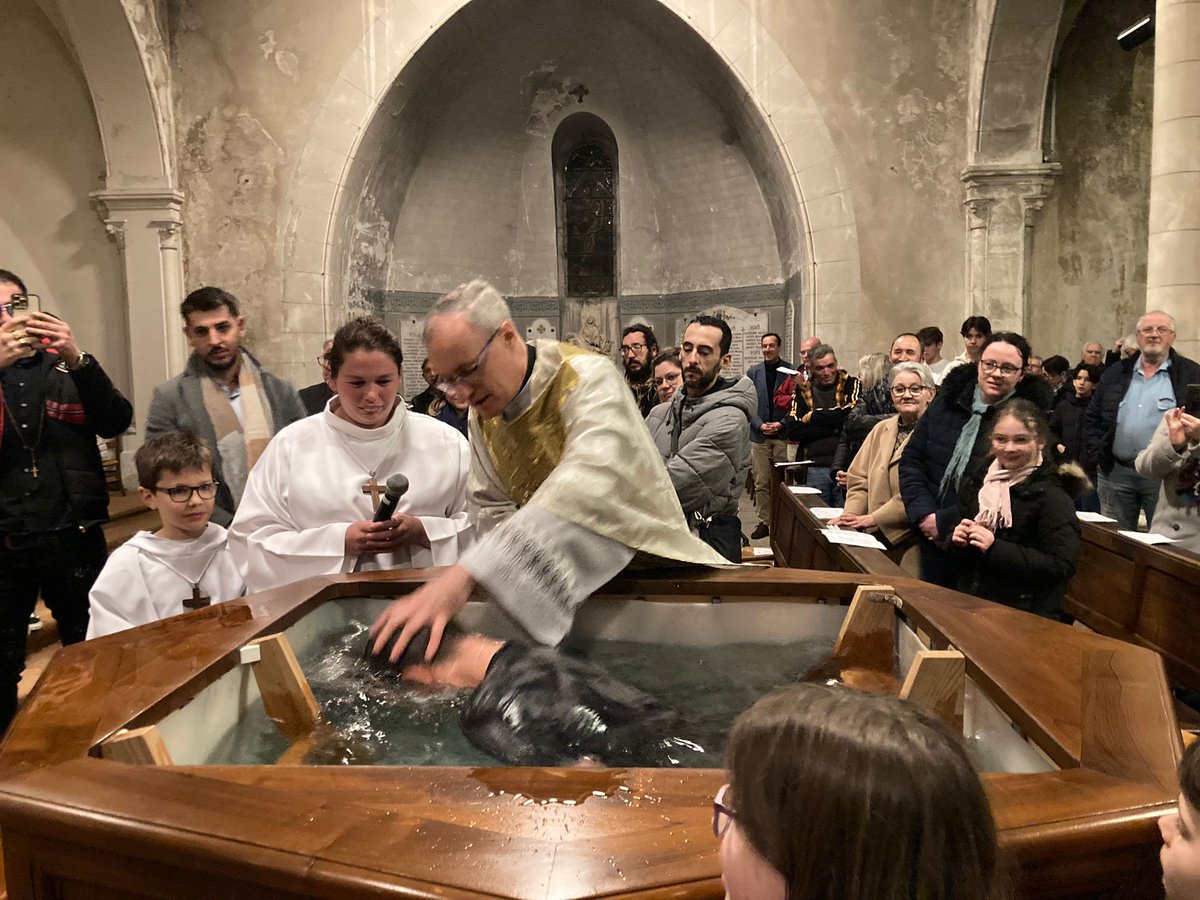 STRochebrune's tweet photo. Magnifique #Vigile pascale à #Moirans cette nuit, avec #baptêmes (par immersion) de M. et Y. Que leur foi nous réveille ! https://t.co/axwrHOp2YN