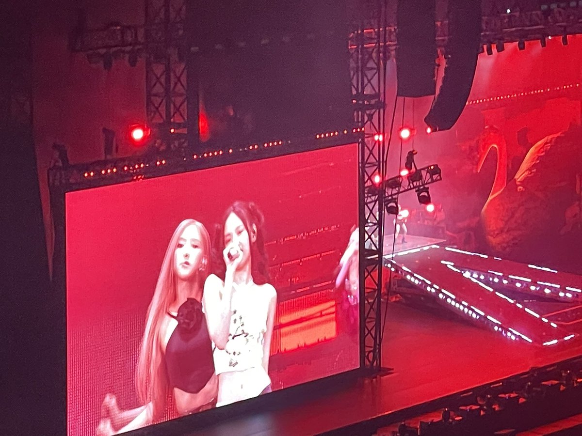 Exoticys's tweet photo. @BLACKPINK 🖤💖🖤💖#BLACKPINK_WORLDTOUR DAY 2 TOKYO DOME CITY https://t.co/3UBSzasiRY