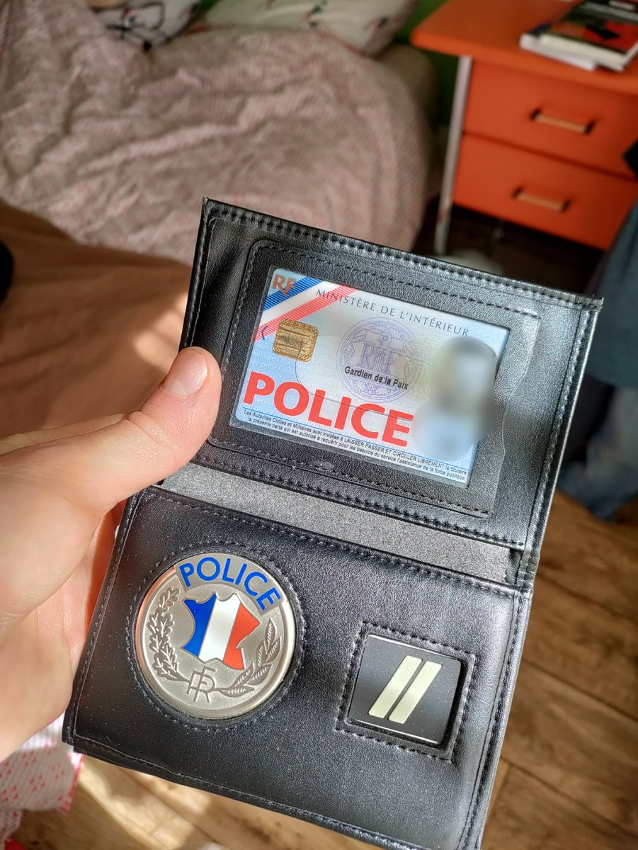 PolicierEtFier's tweet photo. Il y a vraiment des gens qui pensent que je me lève le matin avec l'envie de tabasser des gens, le peuple ?

Mais moi mon travail en fait c'est gardien de la paix.

Pas milicien ou tortionnaire, comme certain(e) aiment le faire croire...

 Moi je suis fier d'aider les gens. https://t.co/4ypLaA8S3P