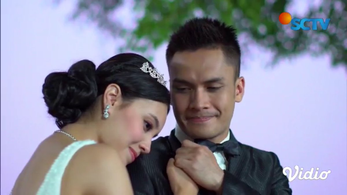 Flo_BajuRandom's tweet photo. Buat @serbetwarte99 biar couplenya cepat dihalalin Bu D...
Daritadi ledekin dia kasian gw tapi happy 🤭😂🤣🤪
#loveIsPink #MiniSeri https://t.co/W7UXBDdAqJ