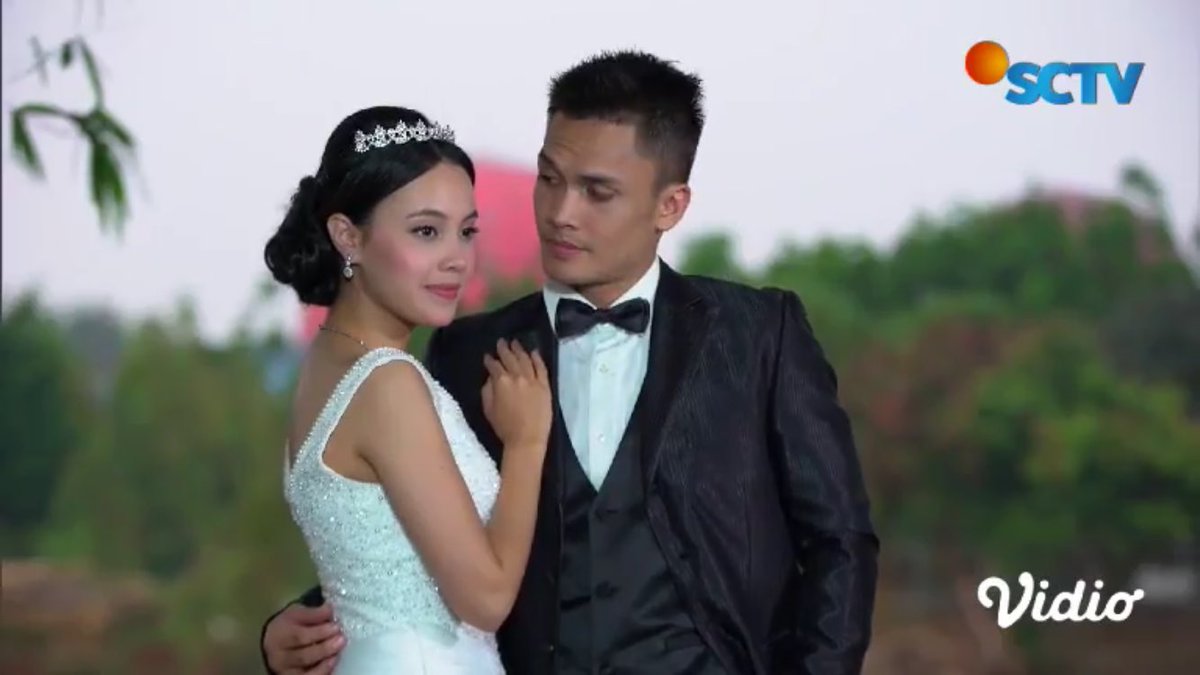 Flo_BajuRandom's tweet photo. Buat @serbetwarte99 biar couplenya cepat dihalalin Bu D...
Daritadi ledekin dia kasian gw tapi happy 🤭😂🤣🤪
#loveIsPink #MiniSeri https://t.co/W7UXBDdAqJ