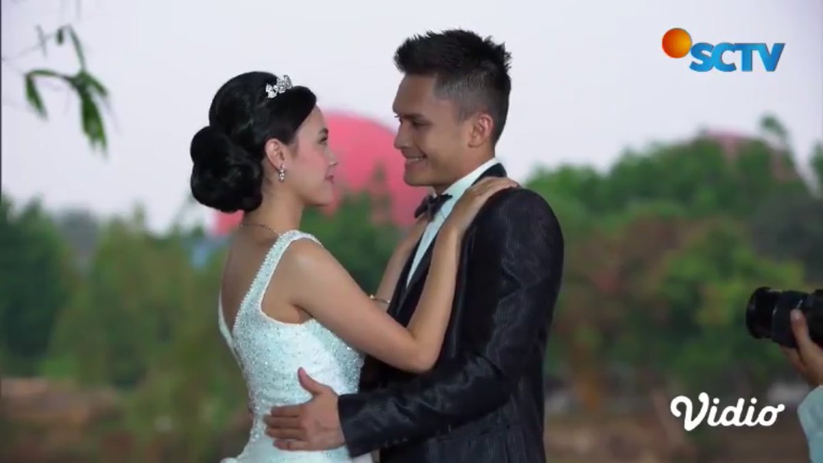 Flo_BajuRandom's tweet photo. Buat @serbetwarte99 biar couplenya cepat dihalalin Bu D...
Daritadi ledekin dia kasian gw tapi happy 🤭😂🤣🤪
#loveIsPink #MiniSeri https://t.co/W7UXBDdAqJ