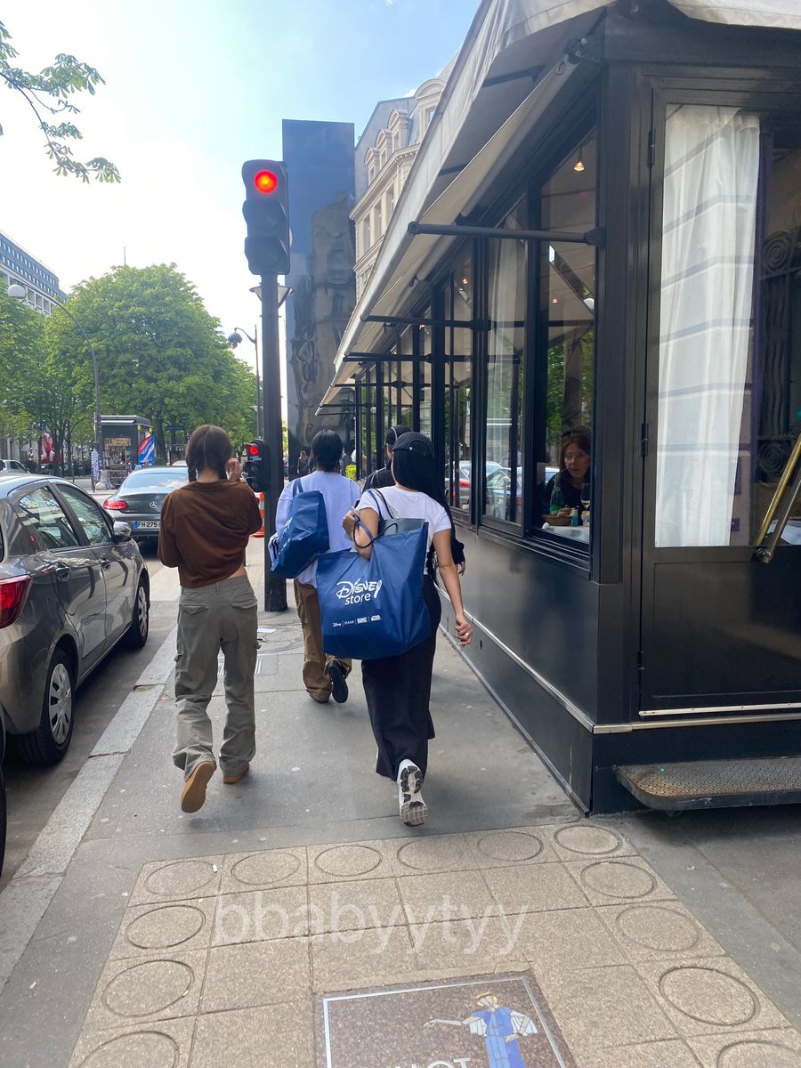 hqneybyul's tweet image. MAMAMOO EXPLORING PARIS TOGETHER 😭😭😭😭