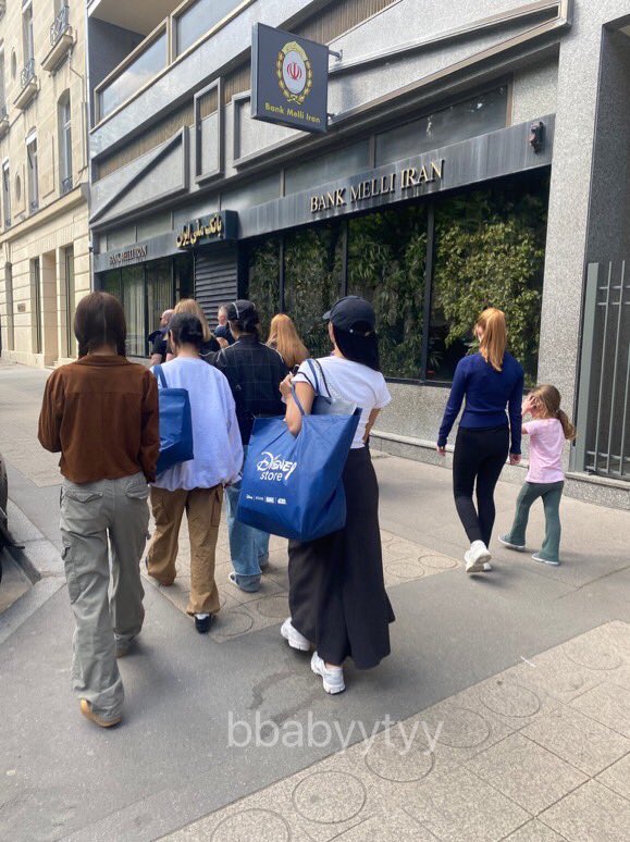 hqneybyul's tweet image. MAMAMOO EXPLORING PARIS TOGETHER 😭😭😭😭