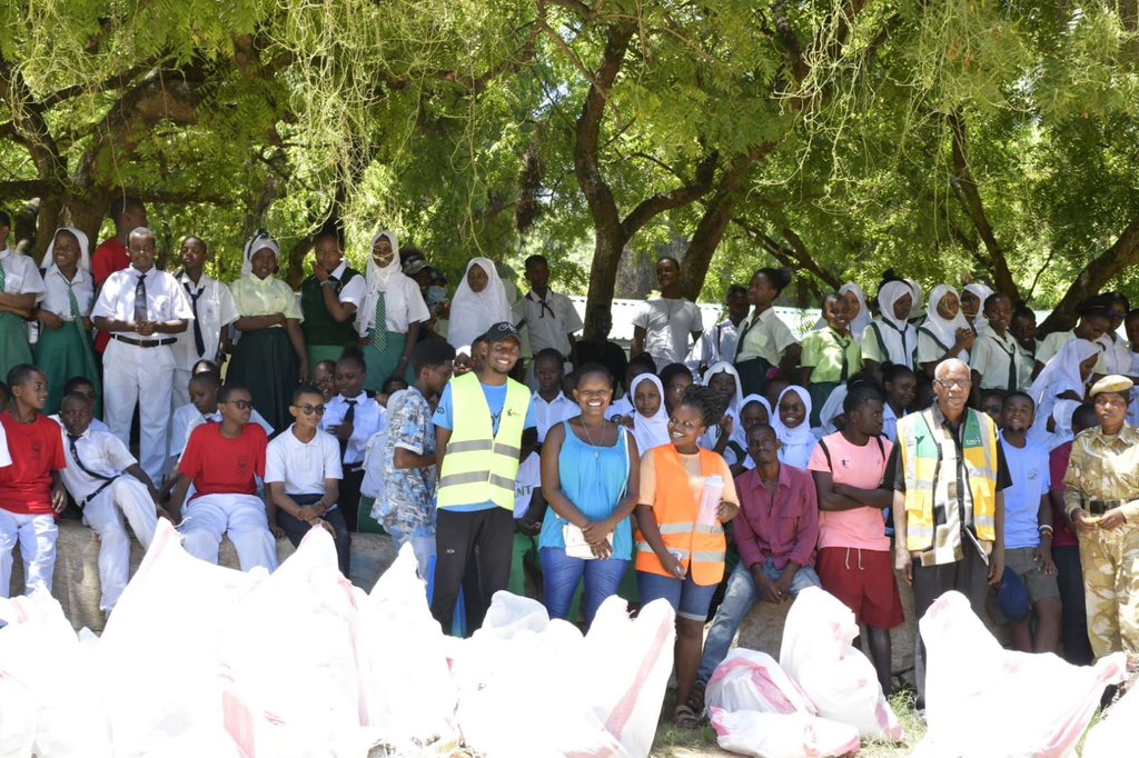 miss_baus's tweet photo. Mombasa Plastics Prize finalist teams are on the ground engaging informal communities &amp; young students on marine plastic pollution and clearing up plastic waste redirecting it for recycling. Love to see it 👏👏👌🏻👌🏻 

@MombasaCountyKe must be proud of you!

#StopPlasticPollution https://t.co/KU5NnSMMjO