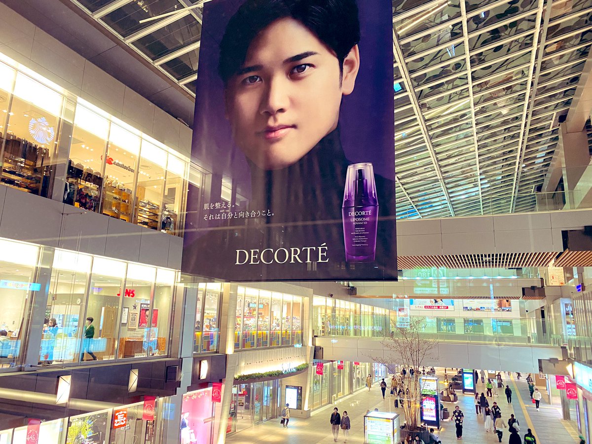 yknsd19's tweet photo. 仙台駅の大谷さん、
デカいなぁと思ってだけど、
やっぱ尋常じゃないのね。 https://t.co/ndHIzUTmj7