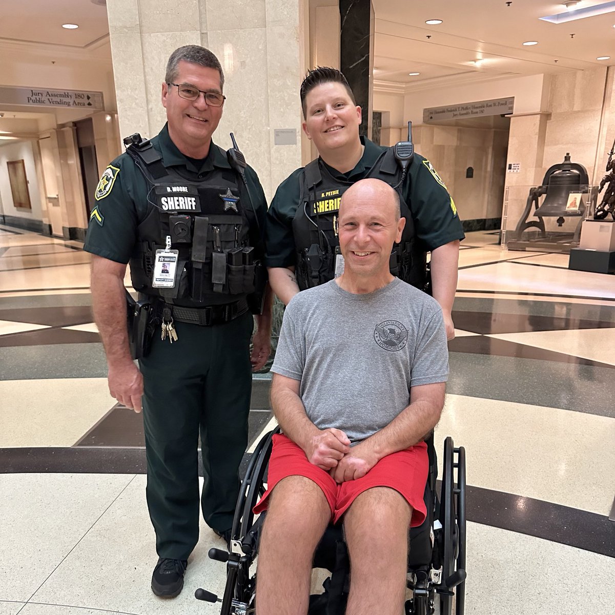OrangeCoSheriff's tweet photo. Surrounding Master Deputy Hal Davis with smiles as he received a check from the nonprofit Orange County Sheriff Foundation ❤️
Hal still has a long road to recovery, after suffering a serious injury doing yard work a year ago.
To support Hal: https://t.co/f82U7vqItP
#HalStrong https://t.co/sv7Xi9eGWB
