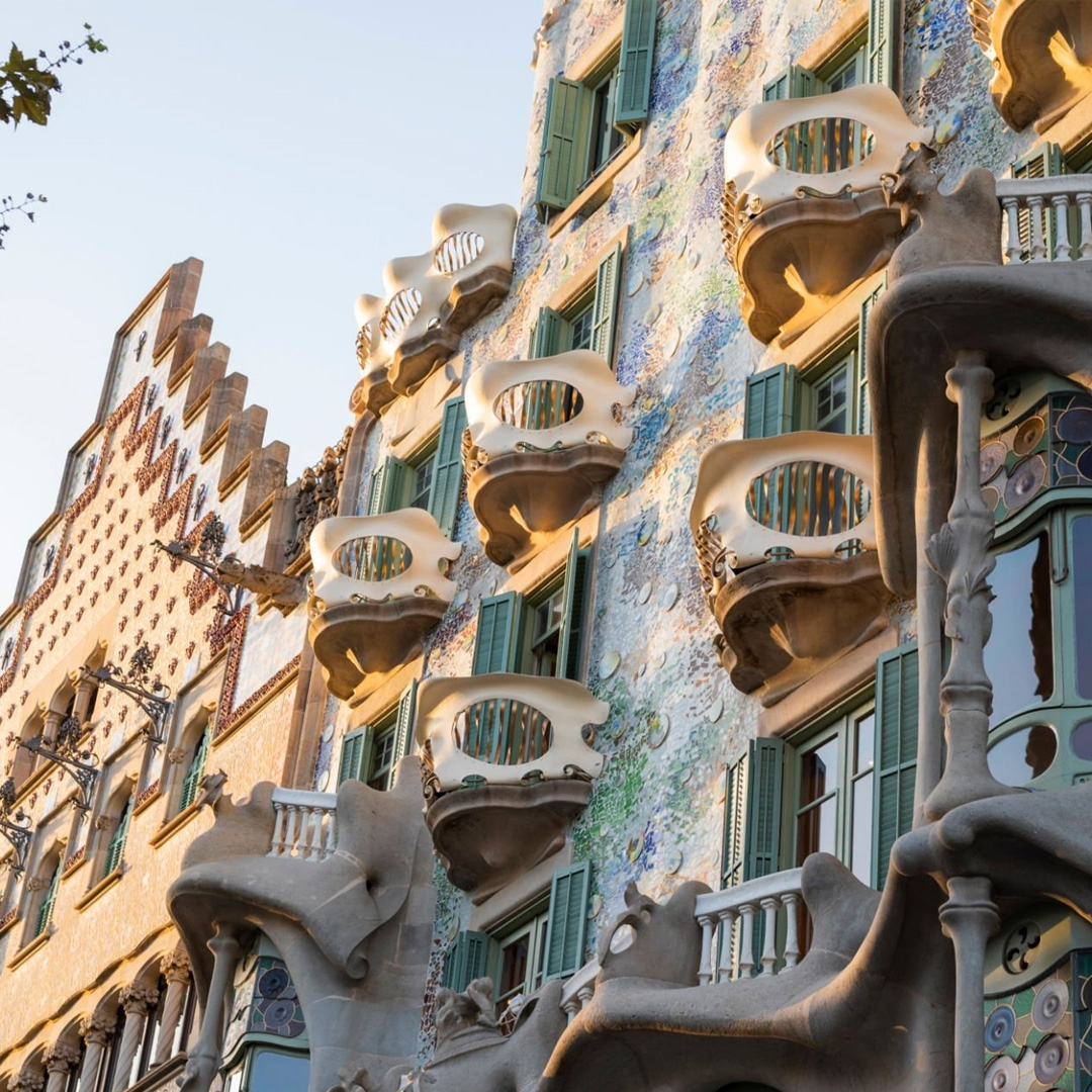 ✨Barselona'nın sembol yapılarından biri, Antoni Gaudí'nin eşsiz zekasının bir eseri olan ve yapısı ile Gaudí'nin doğadan aldığı ilhamı yansıtan bu modern mimari örneği Casa Batlló'yu görmeye gidelim mi? #Barselona #CasaBatlló #AntoniGaudí