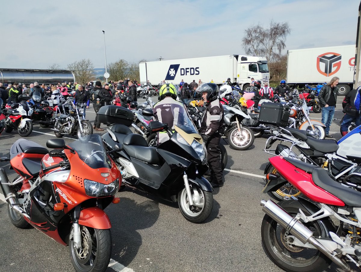bobbieT92517095's tweet photo. Brilliant morning with @CarronValleyMCC at Kinross services for their Easter run for @supportCHAS . Over 1000 generous bikers out enjoying the glorious day.
#volunteering #supportchas https://t.co/EUikoIBmEr