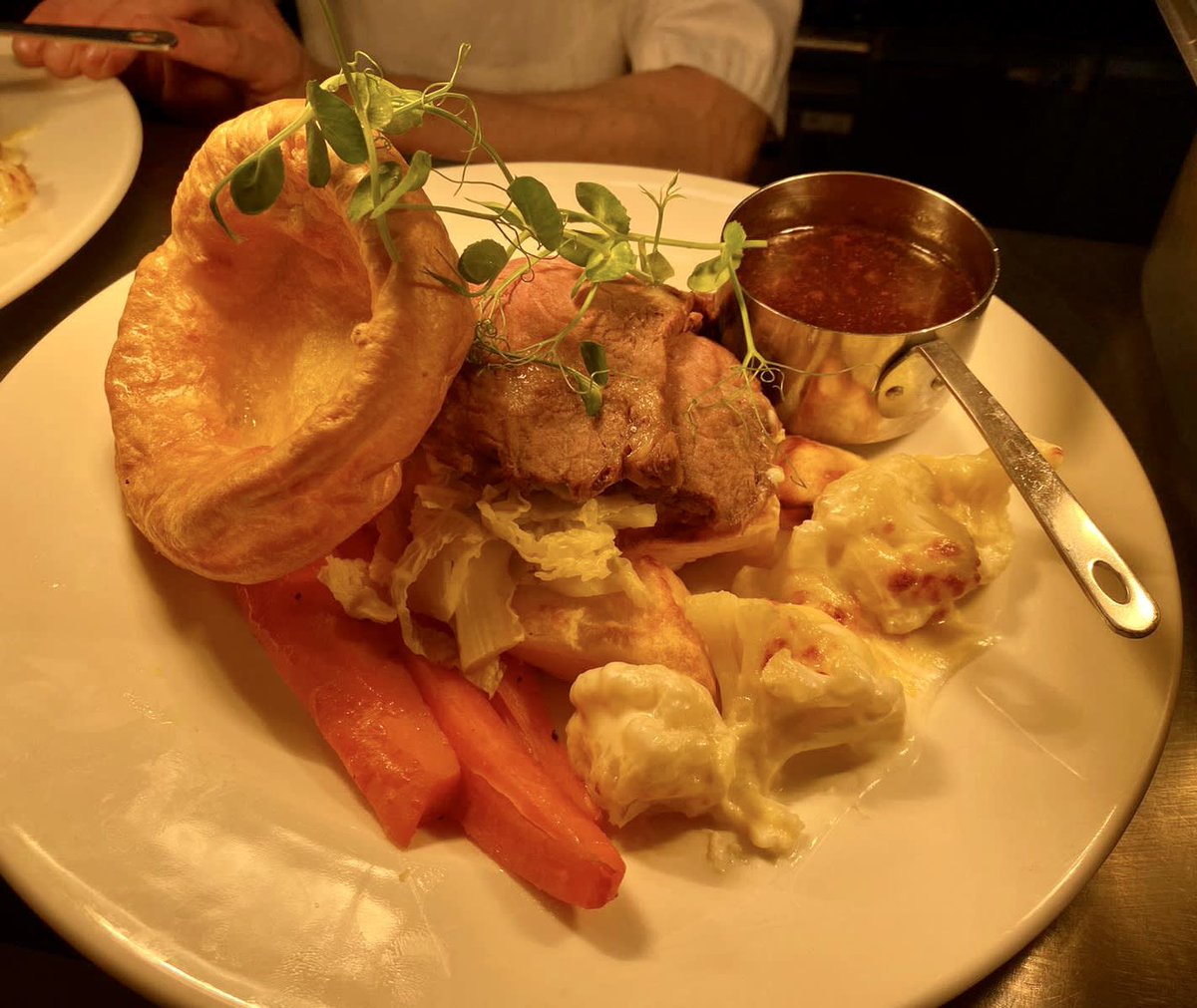Our chefs put so much effort into our Sunday Roasts to make them look and taste amazing! Pop down this Easter Sunday to grab yours and watch the footy! 

#sundayroast#beefchickenornutroast #takeyourpick #meatorvegan #teamteddy #kitchenteam #teddington #highstreet