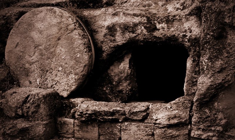 ¿Por qué buscan ustedes entre los muertos al que vive? No está aquí; ¡ha resucitado! 

El Mesías fue levantado de la muerte con un cuerpo glorificado y ahora está sentado a la derecha del Dios Todopoderoso. 

Aleluya! Cristo resucitó. 

Lucas 24:5-6