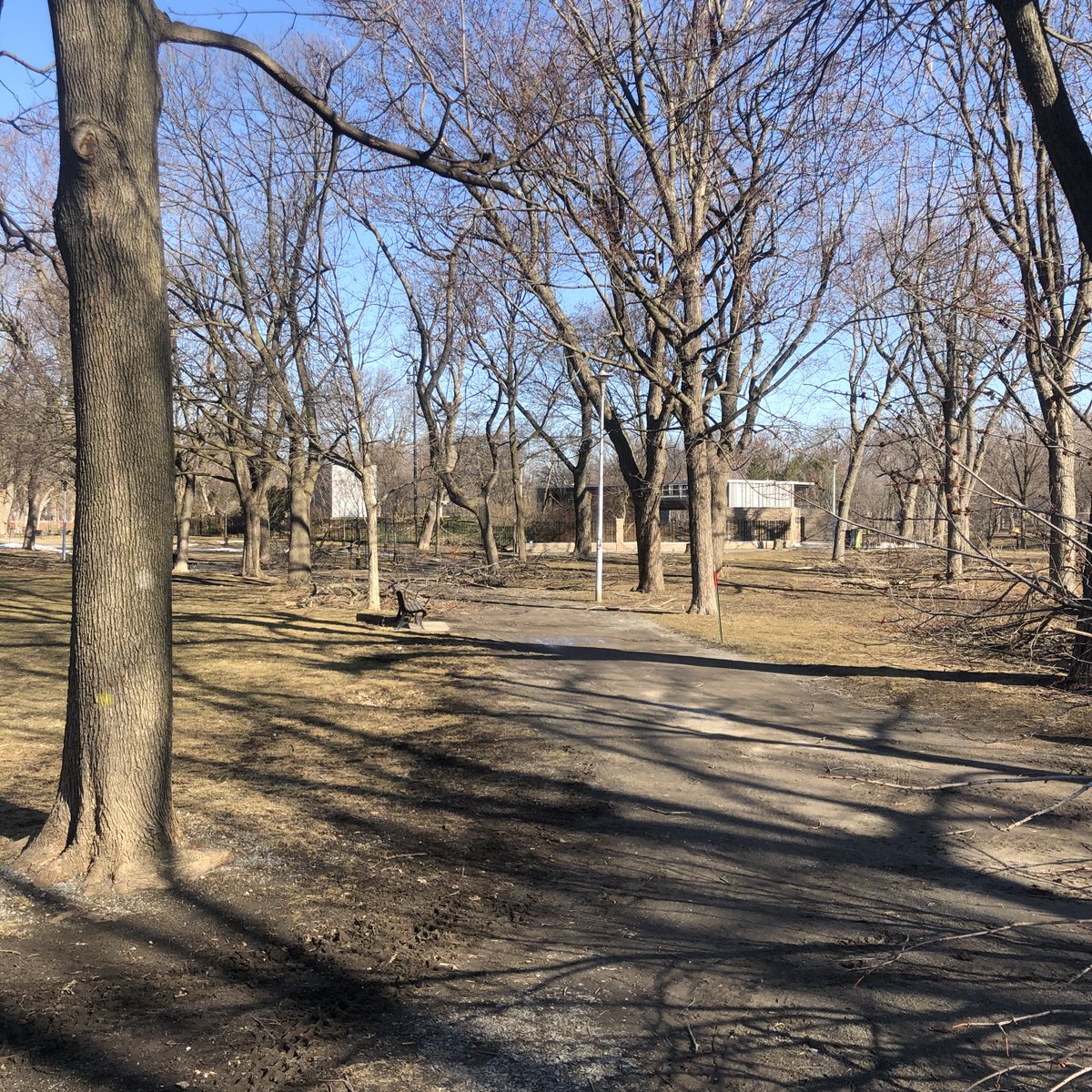 Certains parks and nature parks are partially open. Remain cautious: avoid  walking under trees and on trails that have not been cleared. Please be careful. Stay away from cleaning operations and from crews who are trimming and clearing branches across the territory.