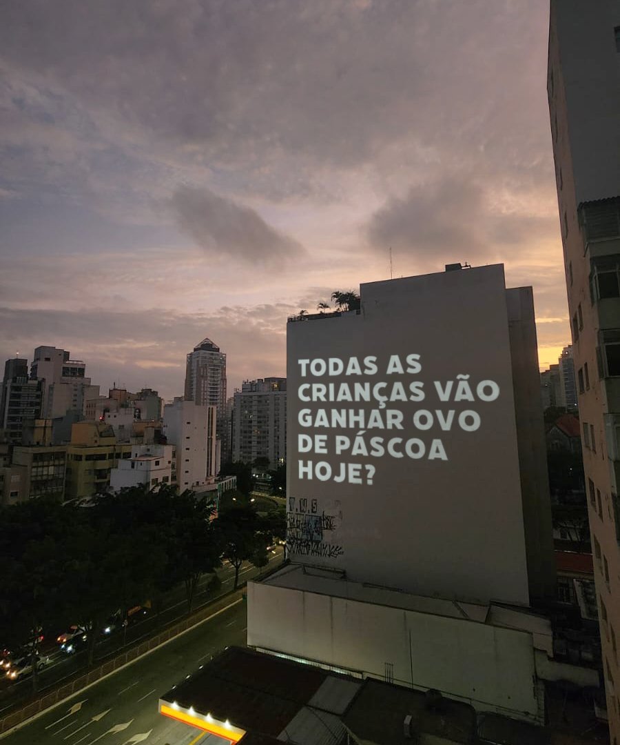 Fome ainda é realidade no Brasil, afetando 9,1% da população em 2019. Falta de alimentos adequados prejudica a saúde e desenvolvimento infantil. Programas governamentais e não governamentais ajudam, mas há muito a ser feito para garantir acesso a uma alimentação saudável.