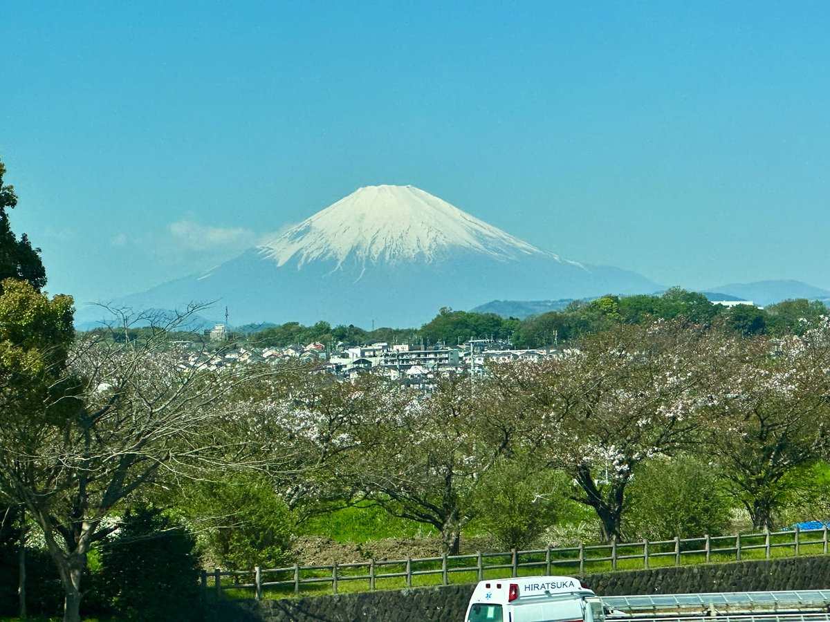 MissSLBishop's tweet photo. We went on a day trip to see Mount Fuji but it was too cloudy and overcast to see anything. So glad we caught a glimpse of it on the bullet train today!Not bad for a train window photo 🗻 https://t.co/OmKJweQoR4