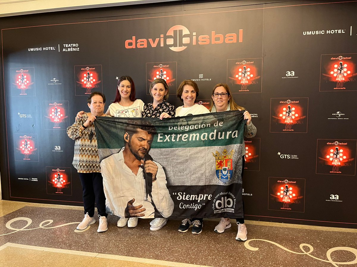 DeleExtremDB's tweet photo. La delegación de Extremadura acompañadote en tu último concierto del teatro Albéniz, noche mágica eres increíble cada día te superas!!! @davidbisbal @bisbalfanclub https://t.co/IWZTZk9MJ8