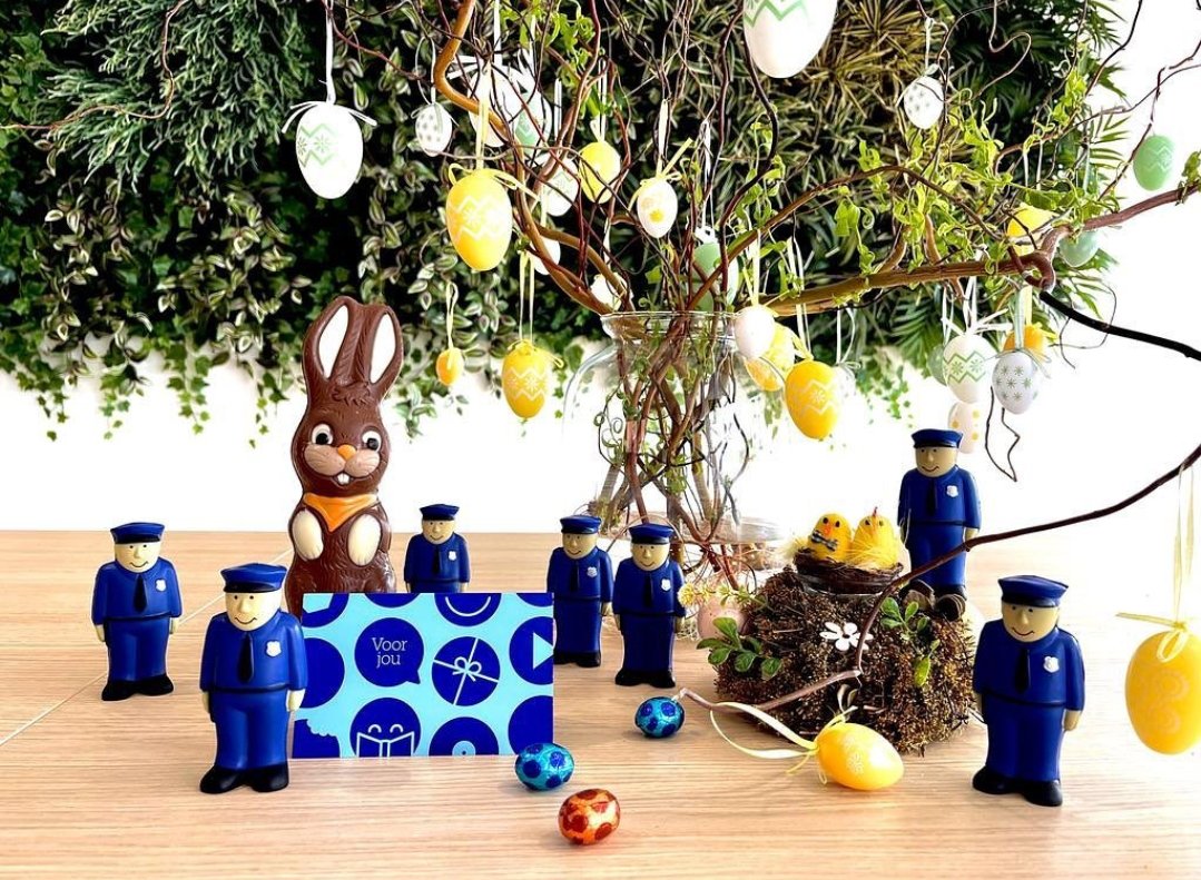Politiebond's tweet photo. Wij wensen iedereen hele fijne Paasdagen. Voor alle politiemensen die deze dagen moeten werken; prettige en veilige diensten! 
#Paasweekend #pasen #politie https://t.co/vK6ZedDzwM