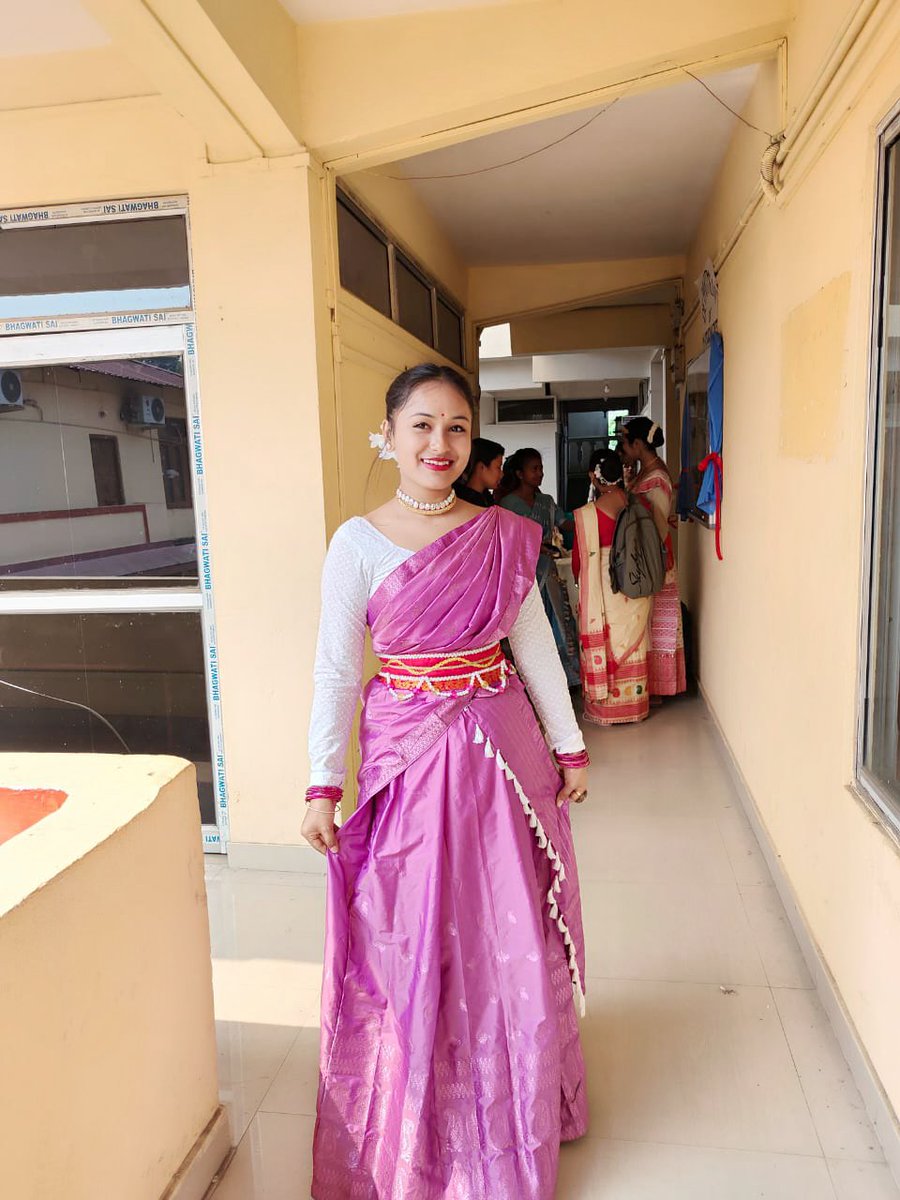 DimpiLahon's tweet photo. ##তাইৰ হেঁপাহ…নৃত্য যেন তাইৰ তেজত আছে।ভাগৰি নপৰে কেতিয়াও…পিঠিৰ পিছফালৰ পৰা মই মাত্ৰ কথাবোৰ উনুকিয়াই থাকো।
##প্ৰতিযোগিতাত যে কেৱল সফল হ'ব লাগিব,তেনে কোনো কথা নাই ।হাৰি হাৰি জিকিলে কেতিয়াও ভাগৰি নপৰে।বৰং আগবাঢ়িহে যায়।তাৰ বাবে লাগিব একাগ্ৰতা ❤️..
 ##mssv https://t.co/gTfqrKbpti
