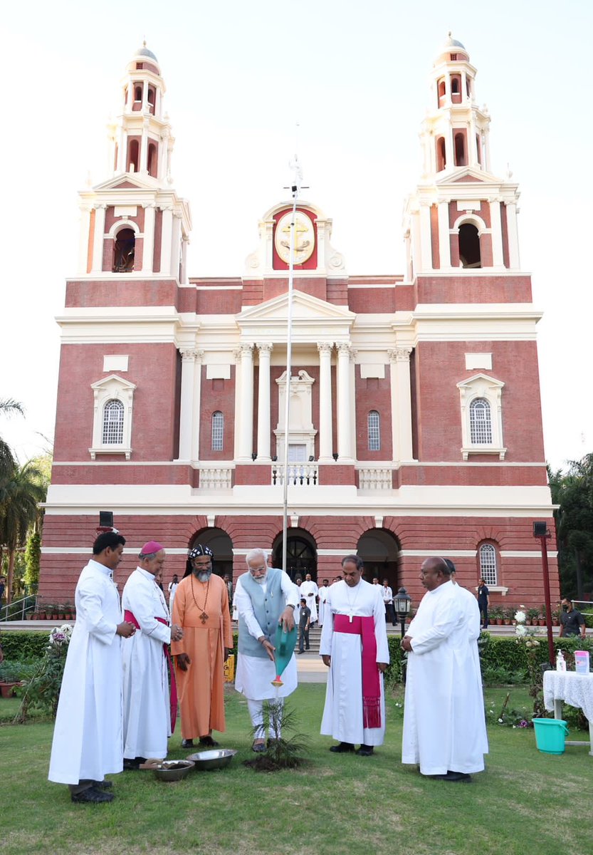 Today, on the very special occasion of Easter, I had the opportunity to visit the Sacred Heart Cathedral in Delhi. I also met spiritual leaders from the Christian community. Here are some glimpses.