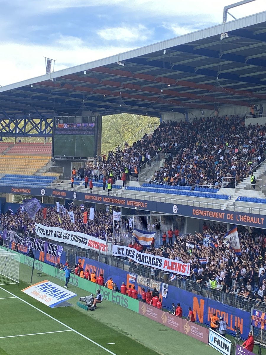 La banderole commune entre les ultras toulousains et montpelliérains « Le foot c’est avec les tribunes ouvertes… et des parcages pleins ! » #MHSCTFC