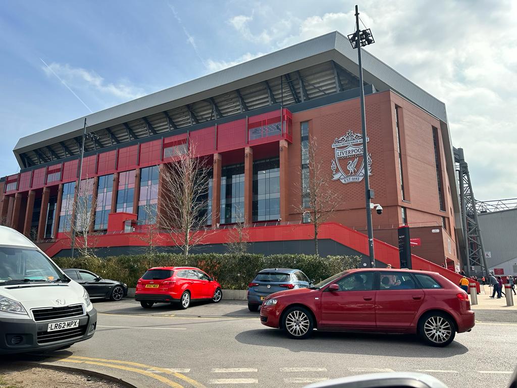 COYG today is the time when we win at Anfield and put 1 hand firmly on the trophy! Going 2b hard game but if we want 2b champions then nothing less than a win.

1st time at Anfield so 🤞 I'm a lucky charm 🙈👊🏻
