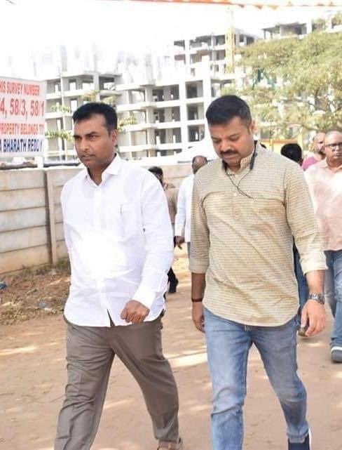 gmsr22's tweet photo. ನನ್ನ ಆತ್ಮೀಯ ಸಹೋದರರು,ಚಿಂತಕರು ಹಾಗು ಖ್ಯಾತ ವಾಗ್ಮಿಗಳಾದ ಚಕ್ರವರ್ತಿ ಸ���ಲಿಬೆಲೆಯವರಿಗೆ ಹುಟ್ಟುಹಬ್ಬದ ಶುಭಾಶಯಗಳು @astitvam 

 #nimmamadhu #Tdasarahalli #Gmadhusudhan #Gnrfoundation #chakravarthysulibele https://t.co/eVLOEqOokh