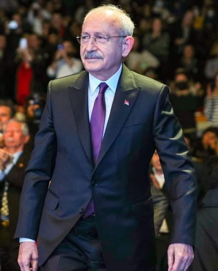İYİ Kİ SECCADEYE BASTIN KILIÇDAROĞLU…!!!
 
Tam da üstüne bastın Kılıçdaroğlu. Bilmeden olsa bile, seccade üstüne basmış olman tesadüf değil, bence bir tevafuktur.

Sen fark etmemiş olsan bile, bunda İlahî bir kast ve irade vardır. Gönül ve kalp gözü bu hikmeti gördü...