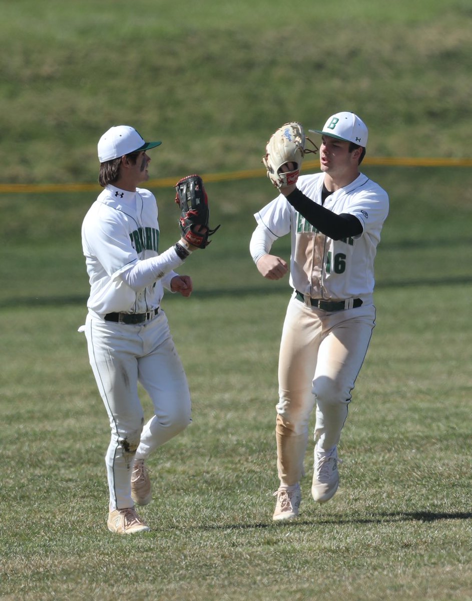 Varsity ⚾️ lost 6-2 to Pomfret on Young Field on Saturday. Henry Adkins '23 started on the mound and allowed only 2 hits in 5 innings. Jack Watts '23 had 2 hits on the day, Evan England '23 had his first hit as a 🐻, and Cam Raifstanger '24 made another spectacular play in CF!