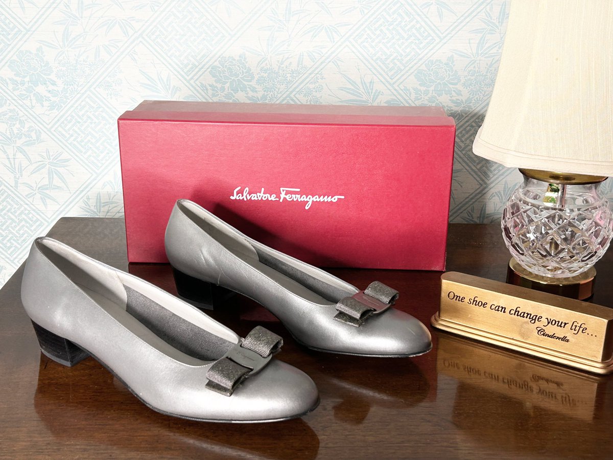 HuntEstateSales's tweet photo. One shoe can change your life, so what can 60 pairs do?!
Calling all size 8 Cinderellas!!!
👉👉 https://t.co/dZVQbzeREd
#estatesale #virtualevent #glassslipper #cinderellachallenge #size8shoes #jamaicaplain #ferragamoshoes #vintageisthenewblack #shopboston #happyhunting https://t.co/XArLZ7ze7J