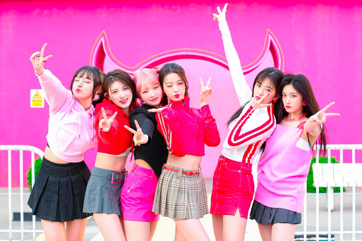 bloglaBANANA's tweet photo. [#Kitsch2ndWin] Las chicas de #IVE @IVEstarship consiguen la segunda victoria para #Kitsch.  

✨🏆 ¡Muchas felicidades!✨🏆

Se trata del pre-release de su nuevo comeback y ha sido en el programa Inkigayo:
👉https://t.co/bhKHXWazZB https://t.co/E6IOb5E9jD