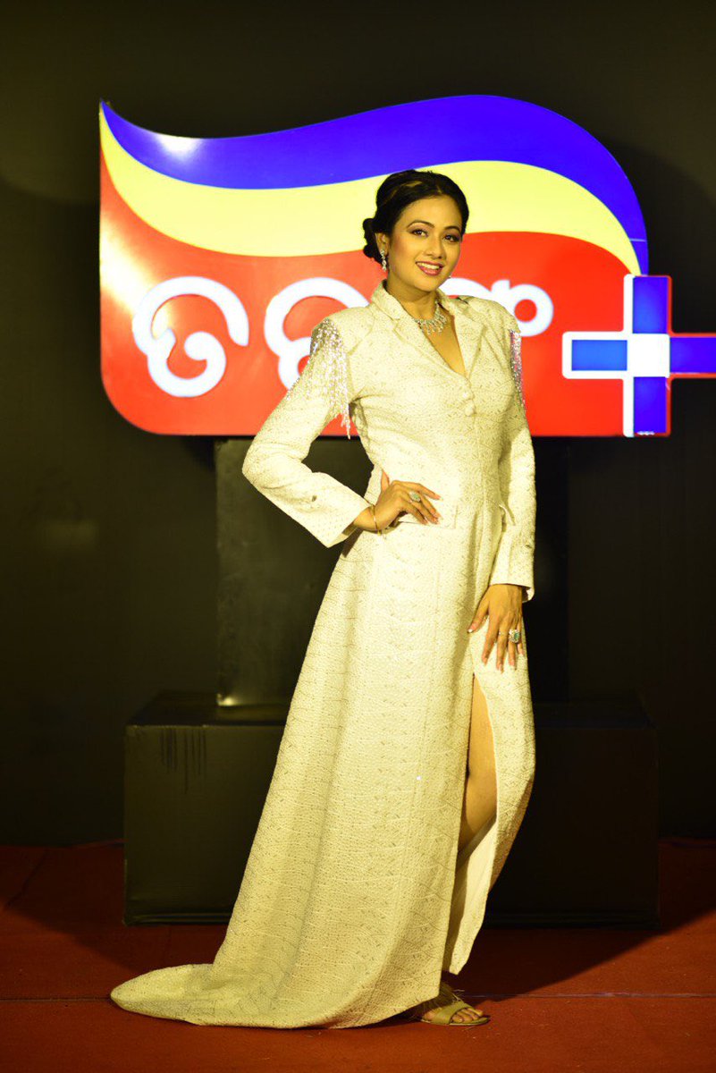 Tarang cine utsav  2023 !

@tarangtv @tarangplusodia 
Red carpet look by @ZEENATSTUDIO #tarangcineutsav2023 #redcarpet #redcarpetfashion #whites #gown #archita #sabyarchita