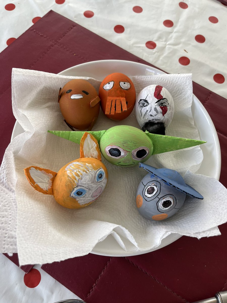 Every year my grandfather paints eggs for Easter for each of us, and he’s really outdone himself this year. Obviously the Kratos is for me and <a href="/Curlychan/">Irena Pencheva 💎 🍂 🏳️‍🌈</a> asked for Grogu this year!