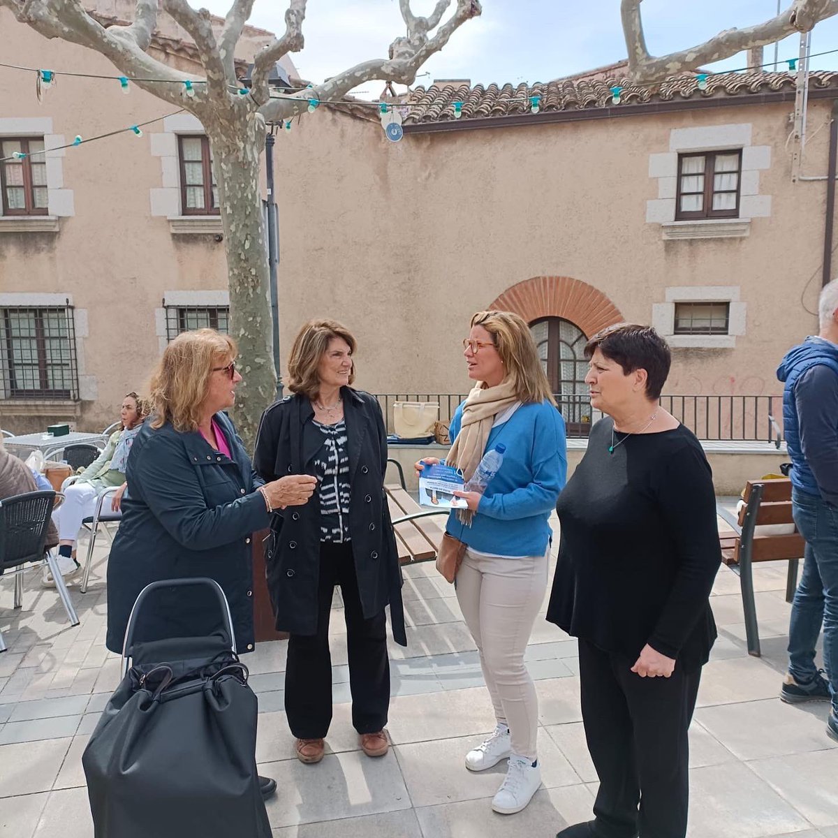 ppopularsvm's tweet photo. 🗒️ Hoy en la carpa informativa hemos explicado nuestras  propuestas y hemos escuchado las quejas y sugerencias de los vecinos y veraneantes.
🔵 Desde el PP encabezado por  Elisa de Mata trabajamos para ser claves en el Ayuntamiento y ofrecer SOLUCIONES para #SantVicençdeMontalt https://t.co/aGzqN5YhbU
