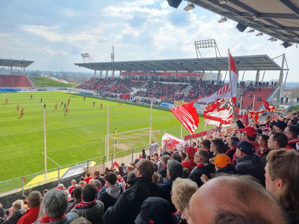 nilskern17's tweet photo. 2:2 nach 2:0... beim @FSVZwickau wird's scheinbar auch nie langweilig.
Top-Stimmung und netter Ground: 3 Grashuppel mit Plätzen drauf, 1 Anzeigetafel, kein Schnickschnack...vermutlich das (vom Bau her "günstigste" 10k+ Stadion, in dem ich je war.
#KernGrounds #FSVFCS https://t.co/9TLYFL07Yl