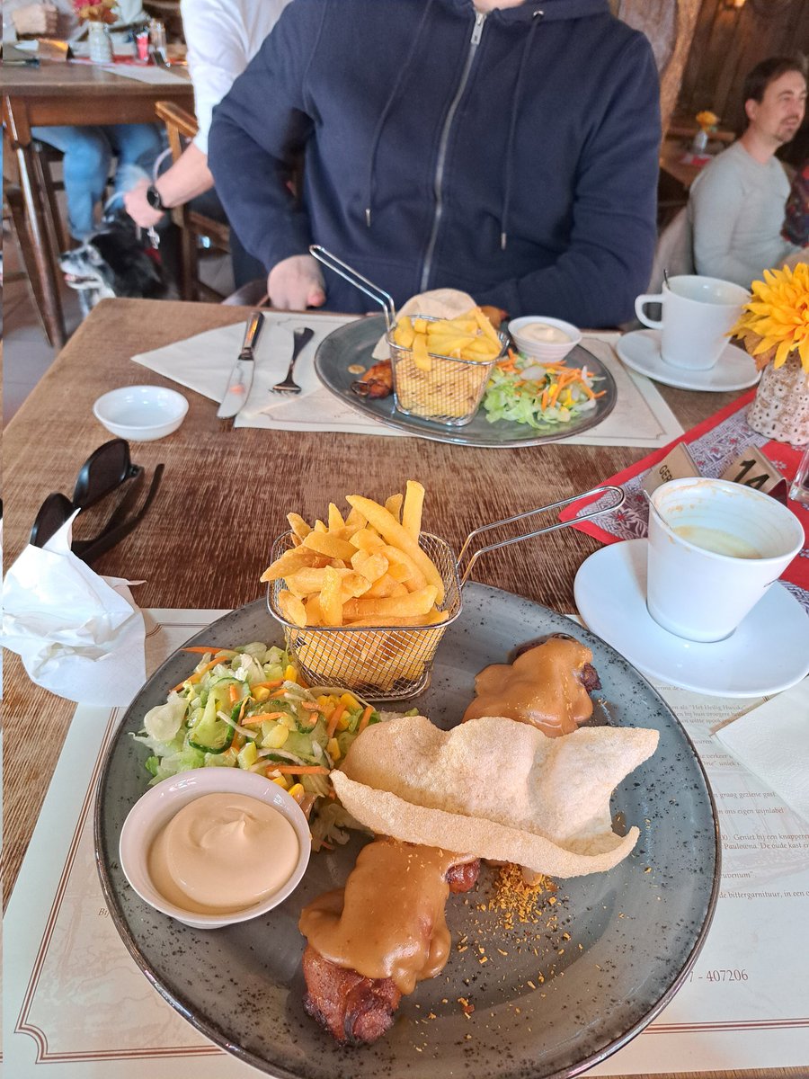 GalaxyHoosker's tweet photo. Happy Easter ya all ^^ I spent the afternoon with @534_neo ^^ We had lunch at a really cute and fairytale place 😍 and ofc we had a nice walk with Silas. https://t.co/e4nNbzZ9aK