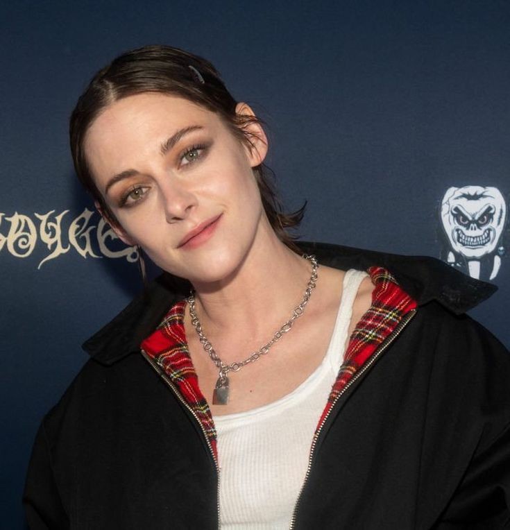 comfortrobsten's tweet photo. happy birthday kristen stewart https://t.co/TBz6eh3dRH
