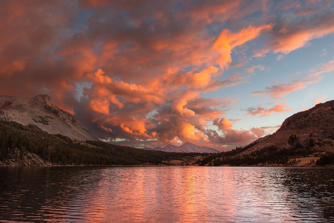 A dramatic Tenaya Lake sunset. If you haven't explored Yosemite's high country, put it on your list when Tioga Road reopens later this year! Photos by Instagram user @_shadesofruby 📰 | bit.ly/40x5iGm (Yosemite special offers) #YosemiteNation @VisitCA @cahighsierra